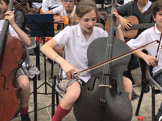 Alumno practica con la guitarra eléctrica