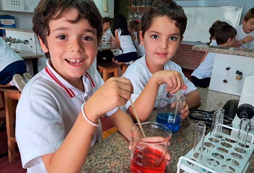 Primer Grado en el Laboratorio de Ciencias - Colegio San Javier