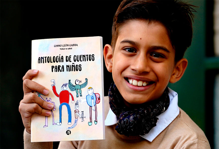 Ginno Gabba con su libro - Colegio San Javier